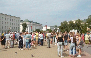Брестчане празднуют День города, «кормя голубей» на главной площади