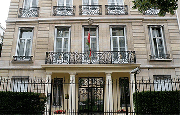 В Париже над посольством Беларуси установили бело-красно-белый флаг