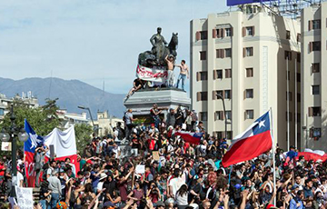 В Чили демонстранты впервые начали строить баррикады