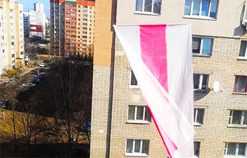 Белорусы продолжают украшать города национальными флагами