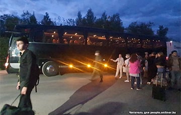 Туристов из Беларуси высадили из автобуса на границе с Россией