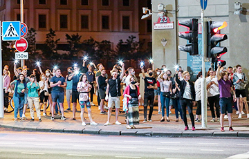 Потрясающая атмосфера ночного Минска: люди требуют «Выпускай!»