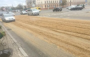На пересечении проспекта и улицы Козлова в Минске рассыпали какую-то смесь