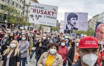 Тысячи жителей Праги вышли на митинг против президента