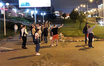 У мемориала Александра Тарайковского люди выстроились в цепь Солидарности