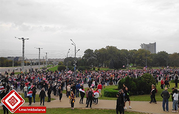 Грандиозное количество людей собралось возле стелы в Минске