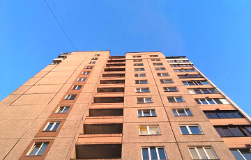 В Минске после падения из окна многоэтажки погибла школьница