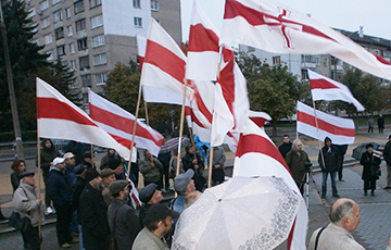 Десятки человек с бело-красно-белыми флагами вышли на митинг в Минске