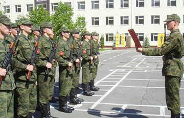 В Барановичах военкомат 3−4 раза в год вызывает не годного к службе разносить повестки