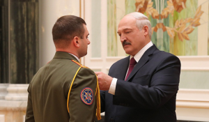 Лукашенко вручил награды и погоны заслуженным людям