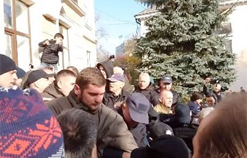 Видеофакт: Недовольные подорожанием проезда жители Тернополя штурмовали горсовет