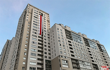 Огромные национальные флаги украсили несколько многоэтажек в Минске