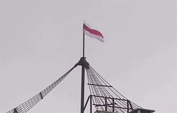 Минчане установили огромный национальный флаг на 26-этажном доме