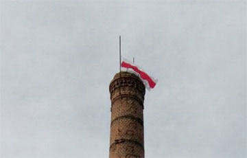 В Бресте коммунальщики отказались снимать национальный флаг