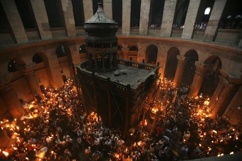 Благодатный огонь сошел в Храме Гроба Господня, частицу пламени доставят спецрейсом в Беларусь