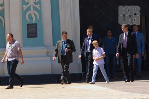 Коля подарил киевскому Софийскому собору куклу в мешке