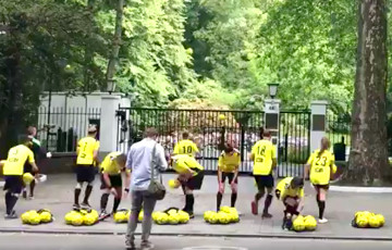 Видеофакт: Российское посольство в Бельгии закидали мячами