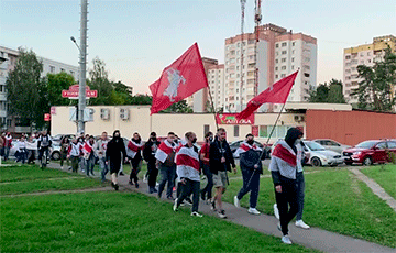 Заводской район с национальными флагами вышел на протест