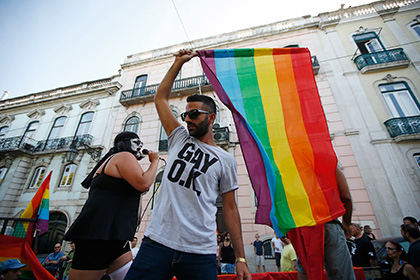 Парламент Португалии подтвердил право гомосексуальных пар на усыновление
