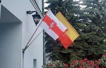 В Лодзи на здании мэрии вывесили бело-красно-белые флаги с гербом «Погоня»
