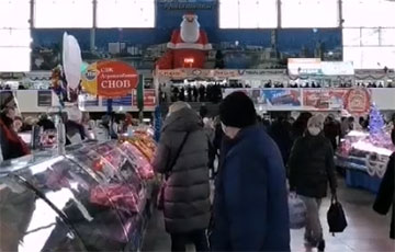 «Жыве Беларусь!»: Комаровский рынок провел «огненную» акцию