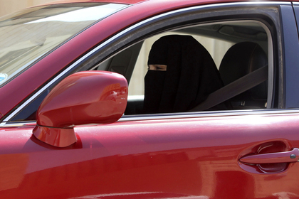 Саудовская Аравия отменила запрет женщинам водить машины