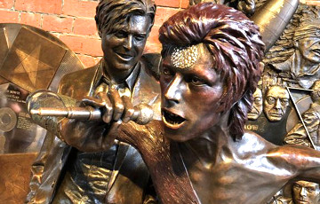 В Британии установили первый памятник Дэвиду Боуи