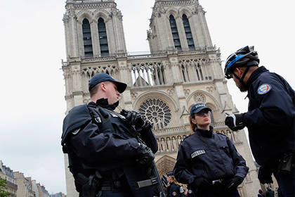 Мужчина напал на полицейского около собора Парижской Богоматери