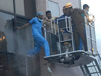 Полиция арестовала владельцев сгоревшей в Калькутте больницы