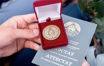 Почему белорусские школьники продают свои золотые медали?