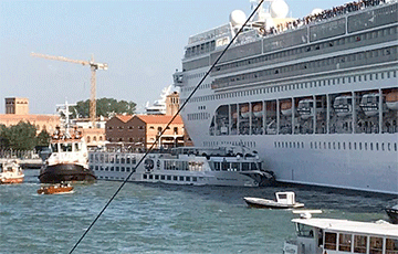 В Венеции круизный лайнер врезался в причал