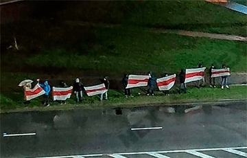В Гродно прошло шествие под бело-красно-белыми флагами