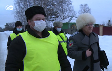 Видеофакт: В России казаки вышли против коронавируса с чесноком и святой водой