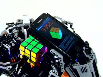 Лего-робот побил рекорд человека по сборке кубика Рубика