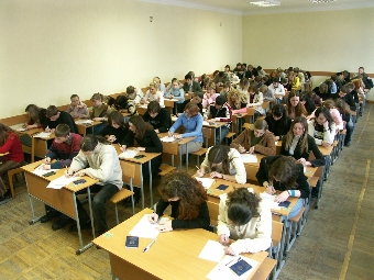 Более 53 тыс. абитуриентов сдадут сегодня первое испытание ЦТ - белорусский язык