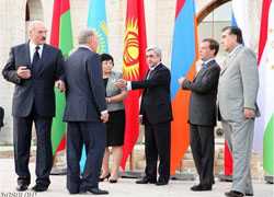 NEWSru.com: На саммите ОДКБ Лукашенко прятался от Медведева (Фото)