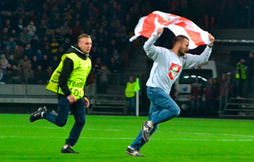 БАТЭ - «Арсенал»: Болельщик с бело-красно-белым флагом выбежал на поле