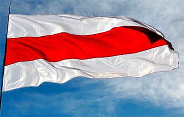 Фотофакт: Ляховичский РОВД и бело-красно-белый флаг