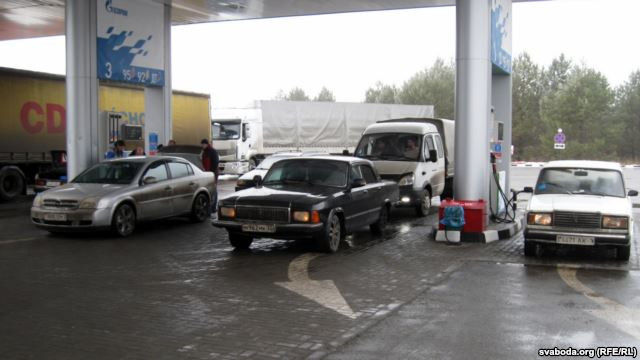 Белорусы массово едут в Россию за дешевым бензином