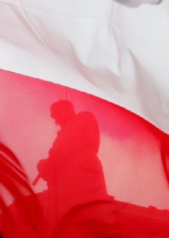 Скандал с белорусским флагом обсуждают в Сейме Польши