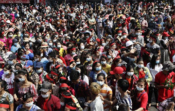 В Мьянме начались массовые протесты против военного правительства
