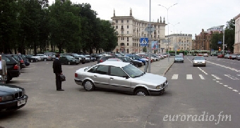 В центре Минска машина провалилась под асфальт (Фото)