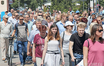 Сотни брестчан вышли на марш против завода АКБ: онлайн-трансляция
