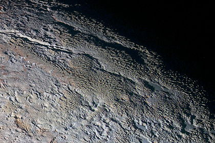 На новых цветных снимках ученые увидели «драконью кожу» Плутона