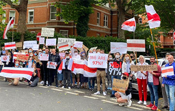 Видеофакт: Километровая цепь солидарности с Беларусью в Лондоне растянулась до Букингемского дворца