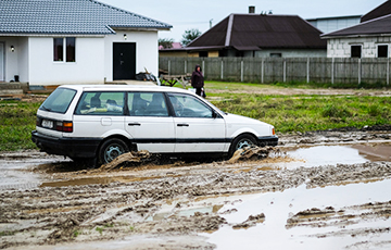 Жители поселка под Минском показали, куда уходит «дорожный налог»