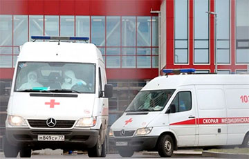 «Я еще такого не видел»: у больниц в Москве из-за коронавируса собираются огромные очереди из скорых