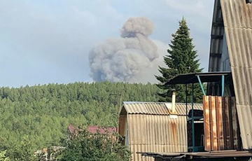 Жителей российского Ачинска эвакуируют после взрывов на складе боеприпасов