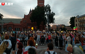 Минчане зажгли фонарики и поют «Муры» на площади Независимости