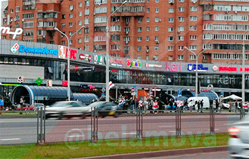 Люди собираются на акции солидарности в разных районах Минска